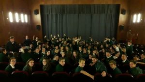 Nuestros alumnos y alumnas de 3º y 4º de ESO asistiendo a la representación teatral.
