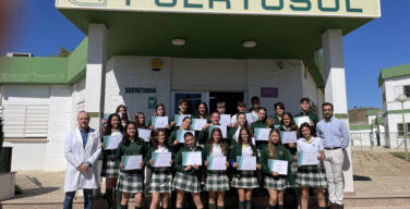 Grupo de 4º ESO "B", con sus diplomas de aprovechamiento.